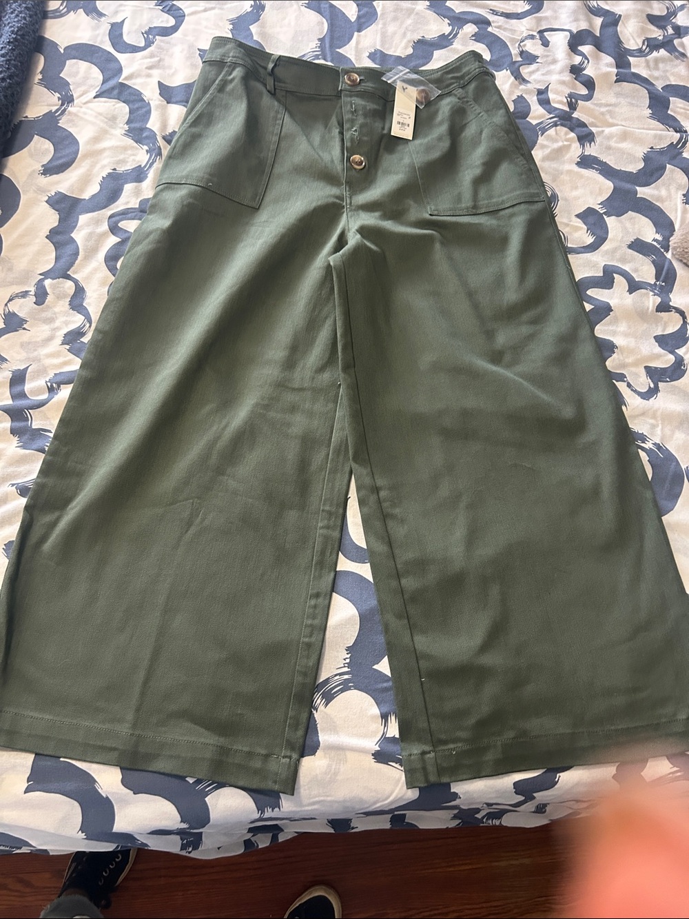 Francesca's Collections Olive Green Wide-Leg Crop Pants